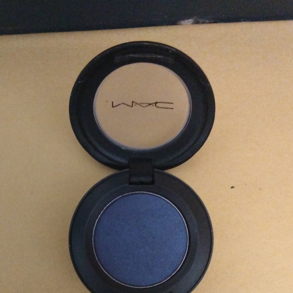 MAC Cosmetics Eyeshadow - Deep shade - Picture 2 of 3